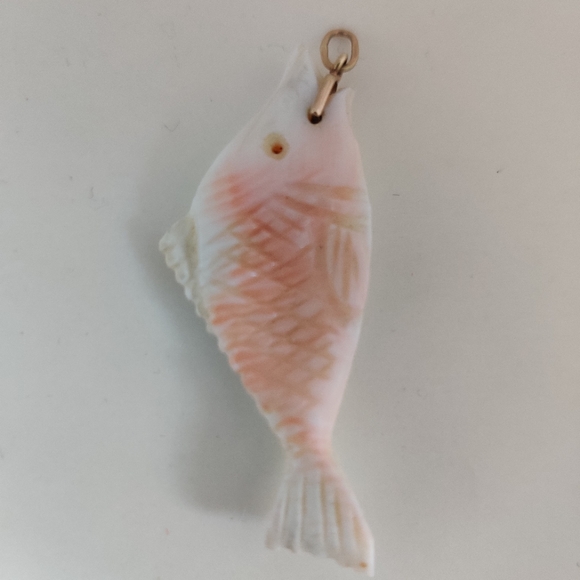 Vintage Antique? Undyed Conch Shell fish pendant 14K Gold🐟 - Picture 8 of 16